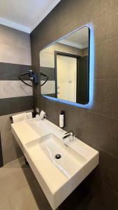 Un baño con un lavabo blanco y un espejo. en Eurogarden Hotel, en Roma 49 fotos más