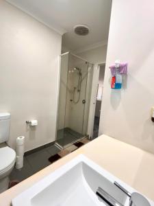 TruganinaにあるMahzan on Dromana Room 2のシャワー、洗面台、トイレ付きのバスルーム