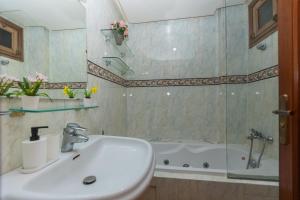 Koupelna v ubytování 3BR Apartment in Prestigious Hay Riad + 18 fotografií
