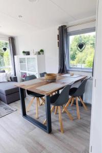 ein Esstisch und Stühle in einem Wohnzimmer in der Unterkunft J 009 in Petten + 7 Fotos
