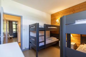 una habitación con dos literas y una cama en SAINT LARY Appartement Royal Milan 8 personnes, en Saint-Lary-Soulan