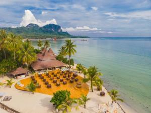 widok z lotu ptaka na ośrodek wypoczynkowy na plaży w obiekcie Koh Mook Sivalai Beach Resort w mieście Ko Mook