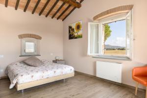 un dormitorio con una cama y una ventana en Villa dei Vini by PosarelliVillas, en Terontola 66 fotos más