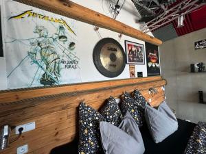 un banco con almohadas en una habitación en Wellness Rock Live, en Jindřichův Hradec 32 fotos más