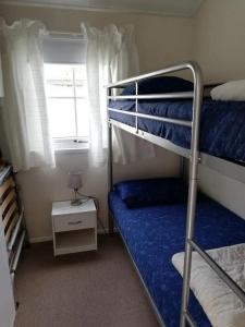ein Schlafzimmer mit zwei Etagenbetten und einem Fenster in der Unterkunft J 059 in Petten
