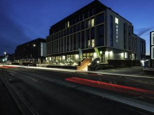 ein Gebäude am Straßenrand bei Nacht in der Unterkunft ibis Styles Paignton in Paignton