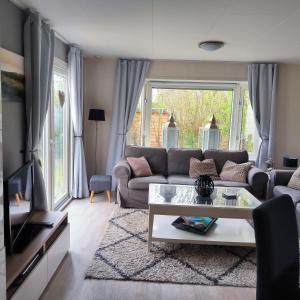 ein Wohnzimmer mit Sofa und Tisch in der Unterkunft J 062 in Petten
