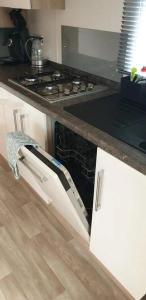 eine Küche mit Herd und Backofen und einem Handtuch in der Unterkunft J 071 in Petten + 10 Fotos