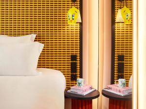 Postel nebo postele na pokoji v ubytování Mama Shelter Dijon