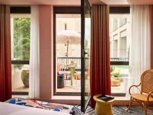 Postel nebo postele na pokoji v ubytování Mama Shelter Dijon