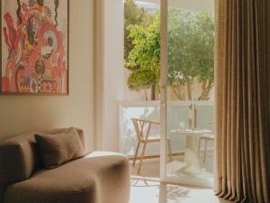 un salon avec une chaise et une table dans l'établissement Hyde Ibiza, à Cala Llonga 250 autres photos