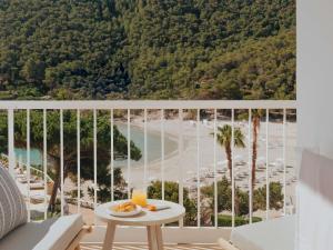 Elle comprend un balcon offrant une vue sur la plage. dans l'établissement Hyde Ibiza, à Cala Llonga 250 autres photos