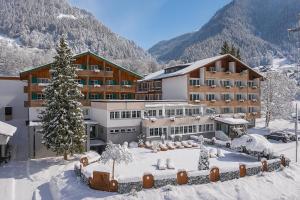 ein Hotel in den Bergen mit Schnee auf dem Boden in der Unterkunft first mountain Hotel Montafon in Gaschurn