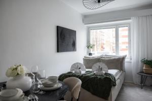 ein Wohnzimmer mit Sofa und Tisch in der Unterkunft Snowlight Apartment By BookLapland in Rovaniemi