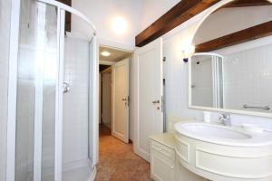 ein weißes Badezimmer mit Waschbecken und Dusche in der Unterkunft Zoia Terrace view on St Marks Basilica 150mt in Venedig