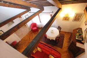 eine Draufsicht auf ein Wohnzimmer mit Tisch und Stühlen in der Unterkunft Zoia Terrace view on St Marks Basilica 150mt in Venedig