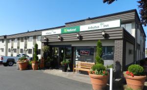 a store front with a bench in front of it at Arbutus Inn in Victoria