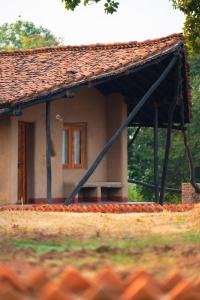 una pequeña casa con un banco delante en Sakhua, en Tāla