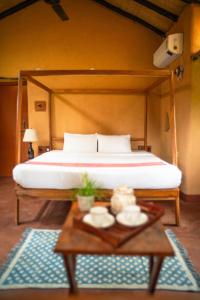 Un dormitorio con una cama grande y una mesa con una mesa de centro. en Sakhua, en Tāla