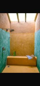 Un baño con bañera y ducha con ventana. en Sakhua, en Tāla 34 fotos más