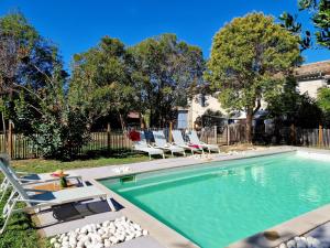 Bazén v ubytování L'Orée de la cité nebo v jeho okolí