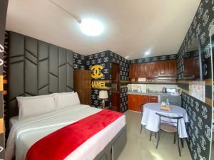 a bedroom with a bed and a table and a kitchen at MDM Hotel in Cordova