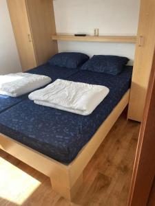 ein Bett in einem Zimmer mit zwei Kissen darauf in der Unterkunft J 134 in Petten