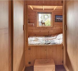 Piccola camera con letto in una cabina di legno. di Rustieke Finse Retreat met Houtkachel en Bar, Aan Bos en Strand! a Hulshorst Altre 11 foto
