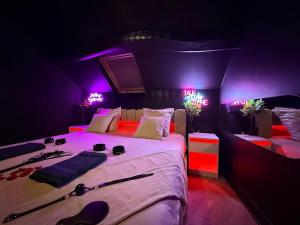 En eller flere senge i et værelse på Velvet room balneo + 4 billeder