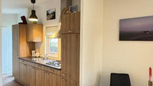 eine Küche mit Spüle und Arbeitsfläche in der Unterkunft J 106 in Petten