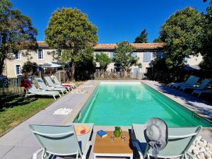 Bazén v ubytování L'Orée de la cité nebo v jeho okolí