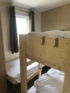 zwei Etagenbetten in einem Zimmer mit Fenster in der Unterkunft J 219 in Petten + 6 Fotos