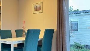 ein Esszimmer mit Tisch und Stühlen in der Unterkunft J 219 in Petten