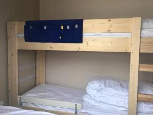 ein Etagenbett mit zwei Etagenbetten in einem Zimmer in der Unterkunft J 219 in Petten