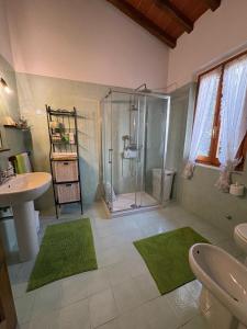 a bathroom with a shower and two sinks and two mirrors at Villetta Lilla' in Impruneta +12 photos