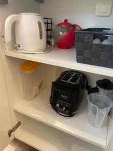 a toaster sitting on a shelf in a kitchen at Appartement aux portes de Genève non PMR in Collonges-sous-Salève