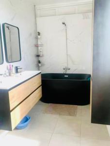 Koupelna v ubytování Appartement spacieux + 3 fotografie