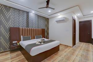um quarto com uma cama grande e um teto em FabHotel Palm Bliss em Kānpur
