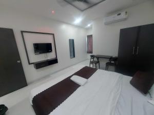 Ένα ή περισσότερα κρεβάτια σε δωμάτιο στο Hotel O Laxmi Lodging