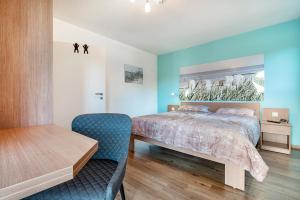 クックスハーフェンにあるKleine Auszeit - Hohe Lithのベッドとテーブルと椅子のある寝室