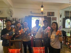 eine Gruppe von Menschen posiert für ein Foto in der Unterkunft Baan Huenphen Boutique Hotel in Chiang Mai + 85 Fotos