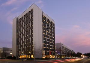 un grand bâtiment dans une rue de la ville la nuit dans l'établissement The Rilano Hotel München, à Munich 107 autres photos