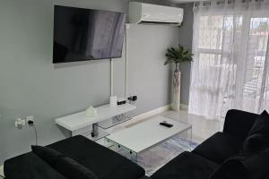 TV a/nebo společenská místnost v ubytování Apartment Sleeps 6 with Pool Access