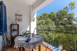 a balcony with a table and a view at Bosmar 1C in Pals