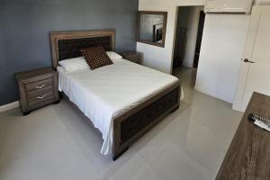 Postel nebo postele na pokoji v ubytování Apartment Sleeps 6 with Pool Access