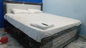 Una cama o camas en una habitación de Hotel O Ayansh Guest House