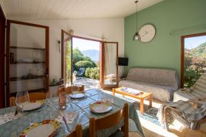 Posezení v ubytování La Petite Étoile - Maison 2 Chambres à Quillan