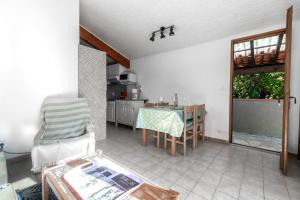 Kuchyň nebo kuchyňský kout v ubytování La Petite Étoile - Maison 2 Chambres à Quillan + 3 fotografie