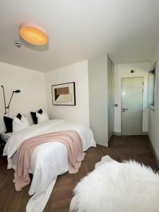 a bedroom with a large bed with white sheets at Crystal Palace Stylish Large Ensuite Double Room in Crystal Palace