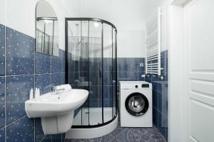 ein Badezimmer mit Waschbecken und Waschmaschine in der Unterkunft Comfortable Studio for 3 People with Parking in Kołobrzeg by Noclegi Renters in Radzikowo